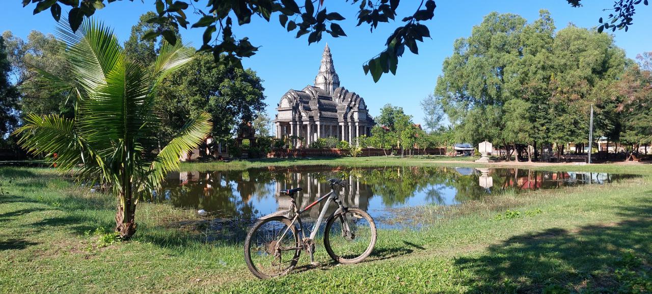 Bicycle in front of a pagoda (wat) in Kampot